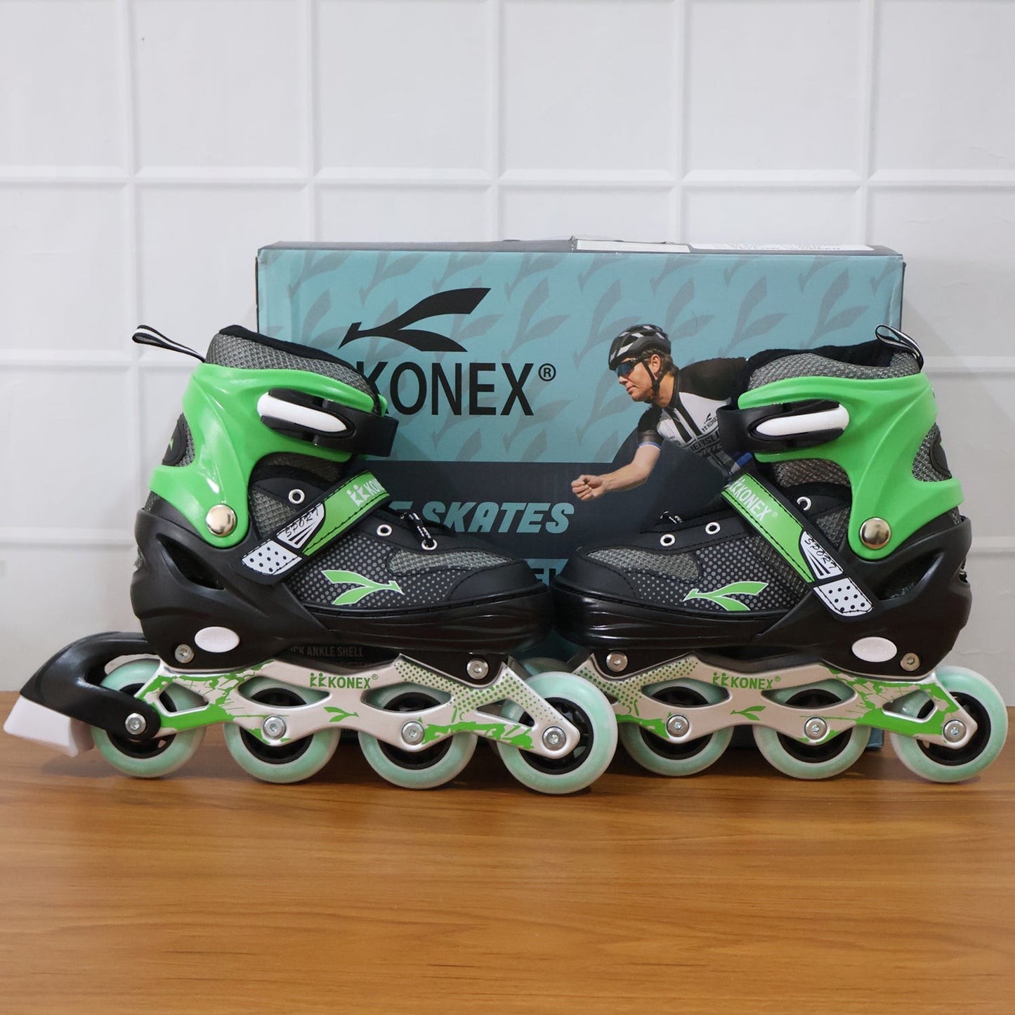 Professional Adjustable Inline Skates for Kids and Adults (Large / 1 Pair)